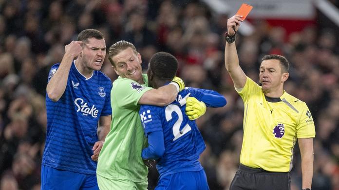 Facka spoluhráči za červenou. Everton i tak vykradl Old Trafford