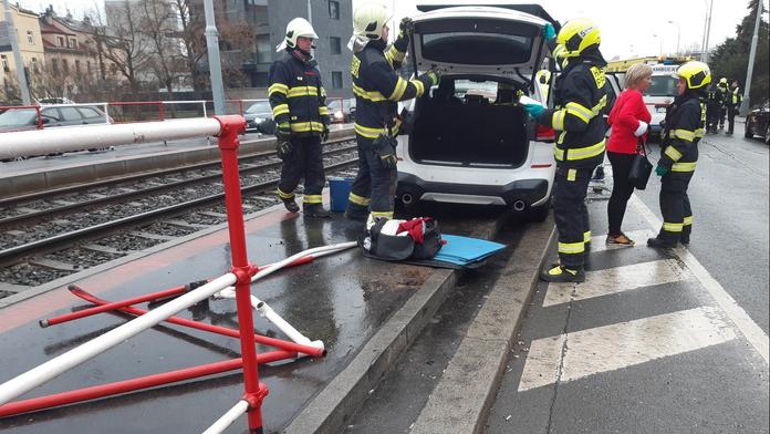Nehoda na tramvajové zastávce v Hostivaři