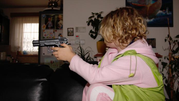 Šestiletý chlapec přinesl do ŠKOLKY pistoli! Zranil sebe a dvě další děti