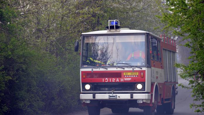 Na Chomutovsku havarovala cisterna plná benzinu