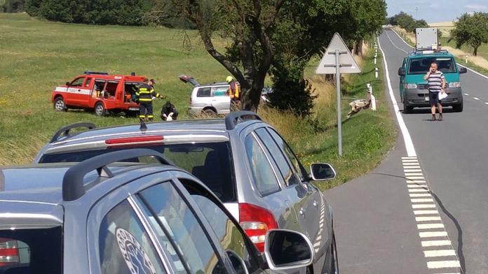 Auto na rovném úseku bouralo, uvnitř pak našli mrtvého muže