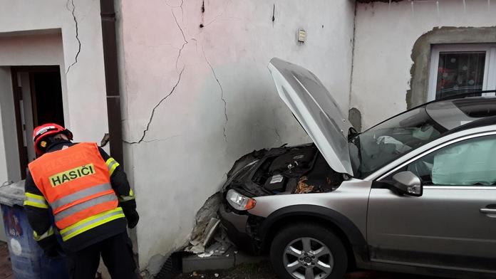 Auto srazilo chodce a nabouralo dům. Muže museli vyprostit, stavení podepřít