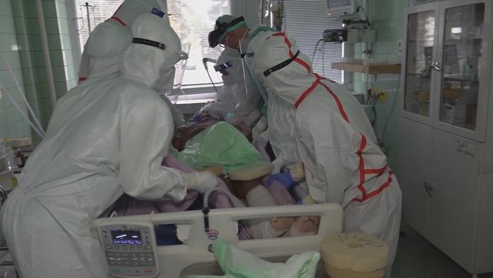 Riziko hospitalizace je u lidí s mutací delta mnohem vyšší, zjistili vědci
