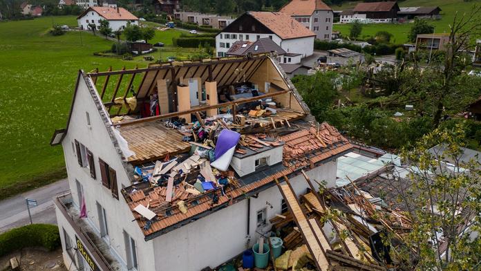 Ve Švýcarsku patrně udeřilo tornádo, padající jeřáb zabil 50letého muže