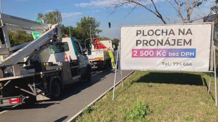 Praha v boji s nelegální reklamou. K zemi šly desítky billboardů