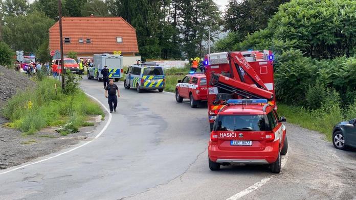 Nákladní vlak rozdrtil u Pelhřimova auto. Řidička náraz nepřežila