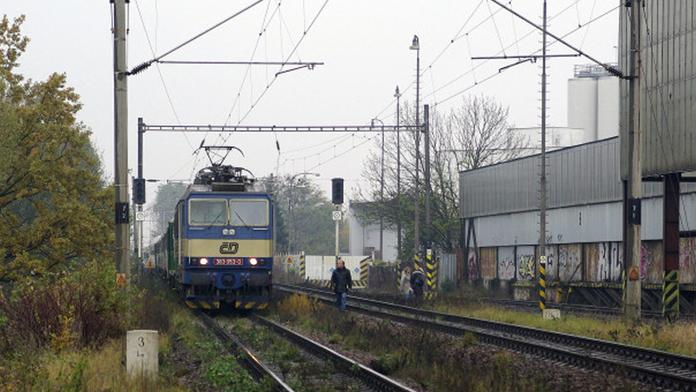 Vlak srazil ženu, na místě zemřela
