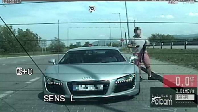 Řidič se řítil dálnicí rychlostí 220 km/h. Policii řekl kuriózní výmluvu