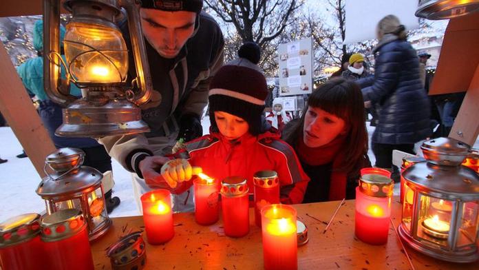 Skauti rozdají Betlémské světlo. Přehled míst, kam pro něj vyrazit