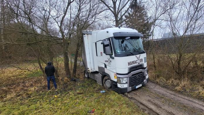 Polský řidič kamionu slepě věřil navigaci. Uvízl v blátě a museli ho vyprošťovat