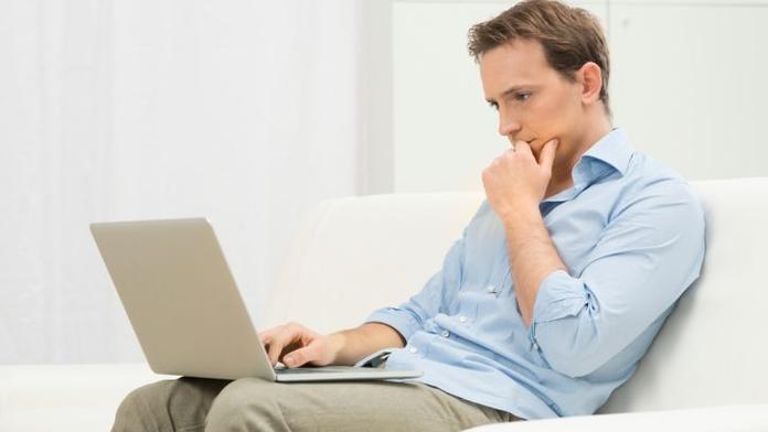 Brňan dal na web erotické video expartnerky, má zničené auto