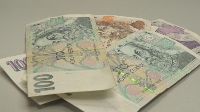 Některé české bankovky přestanou platit! Zkontrolujte si, jestli je nemáte