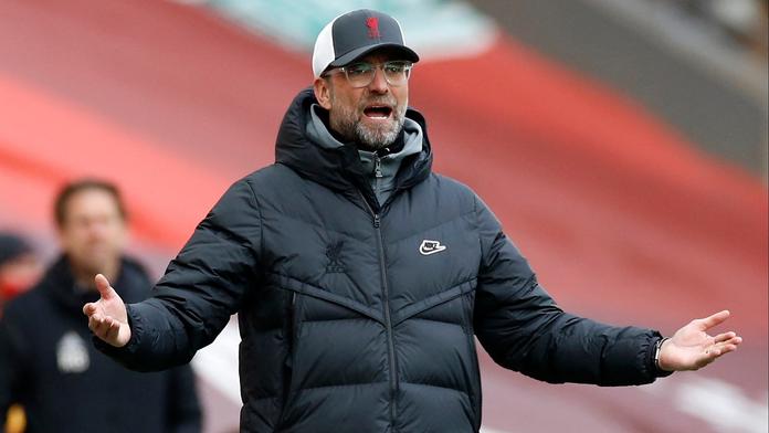 Narušitel vletěl pod nohy hvězdy Liverpoolu. Klopp u lajny zuřil jako nikdy