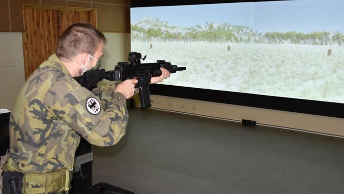 Čeští vojáci už nemusejí střílet venku. Trénují na novém simulátoru