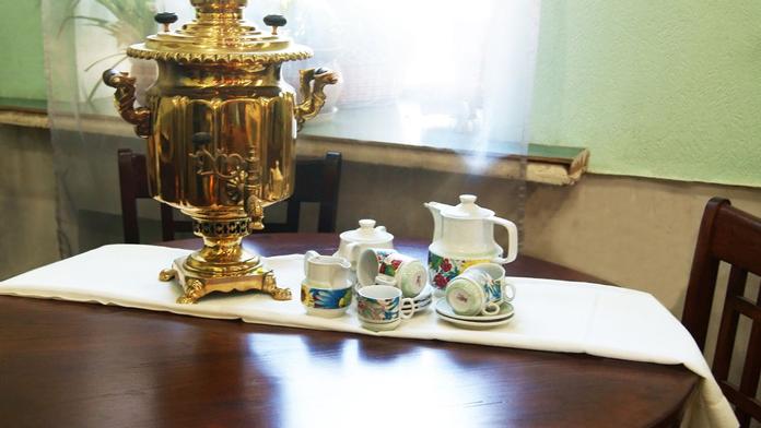 Darovaný samovar ukrýval štěnici, úředníka zatkli za braní úplatků