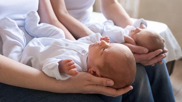 Kuriózní případ: Matka porodila dvojčata. Chlapeček a holčička ale nejsou příbuzní