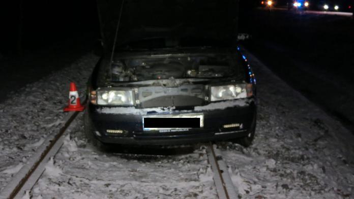 Spletl si auto s drezínou. Podnapilý cizinec omylem vyrazil po kolejích