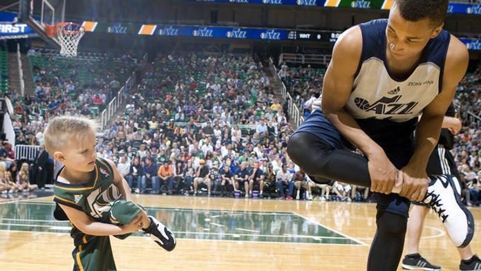 Nemocný pětiletý klučina dostal smlouvu v NBA. Pak zasmečoval!