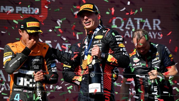 Max Verstappen (uprostřed) slaví vítězství