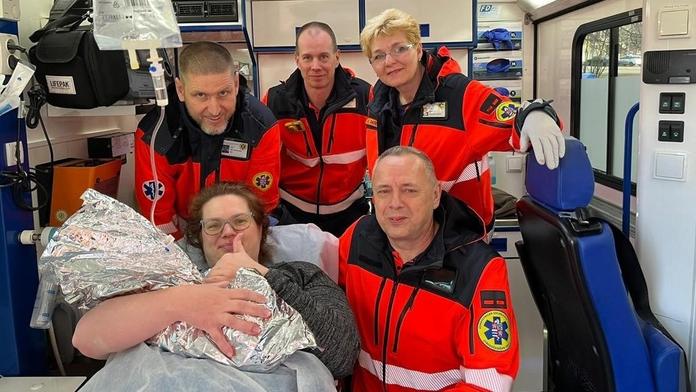Malá Rozárka na svět spěchala. Maminka porodila hned po příjezdu záchranářů