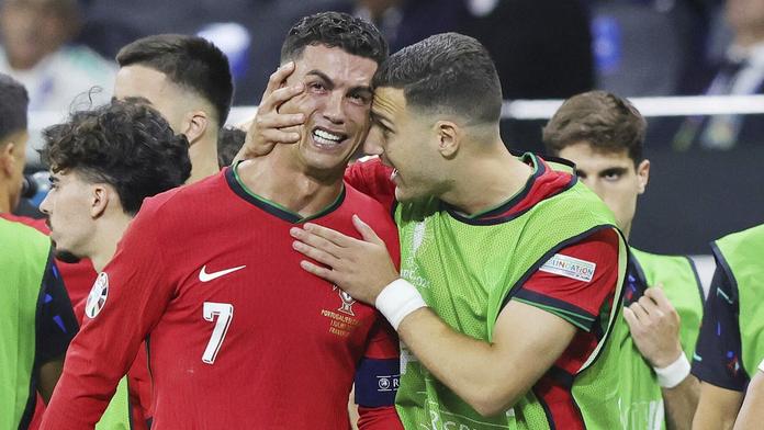 Cristiano Ronaldo (7) brečel po neproměněné penaltě v osmifinále Eura proti Slovinsku