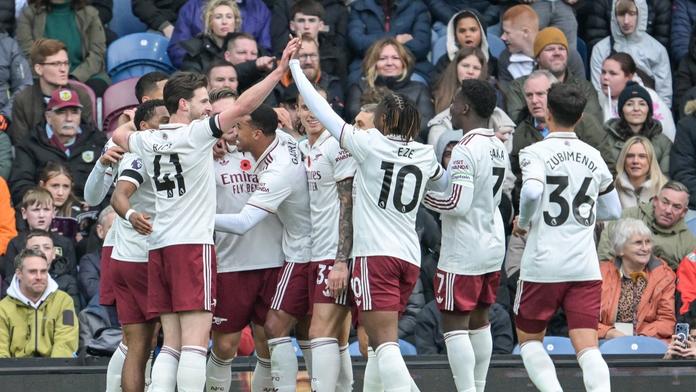Arsenal vyhrál devátý zápas v řadě a nadále vládne Anglii. Wolves zase padli
