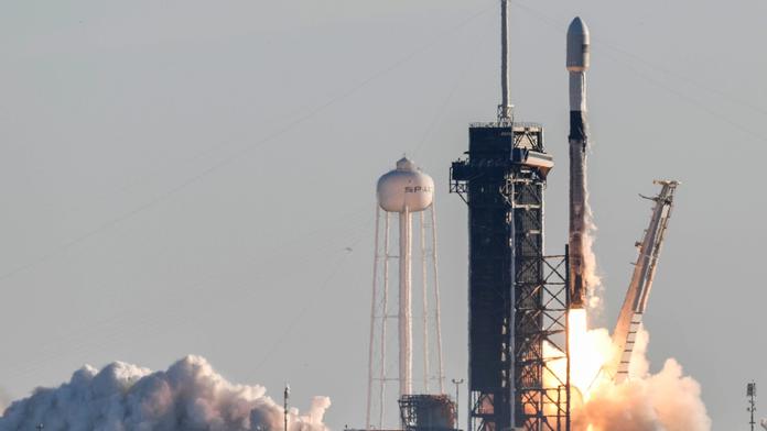 SpaceX opět trhá rekordy! Stejná raketa letěla do vesmíru už osmkrát