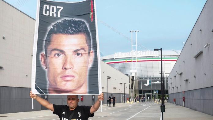 V Americe se Ronalda nedočkají. Může za to Real, nebo Nedvěd?