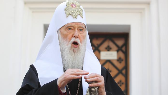 Koronavirus je trest za homosexuální sňatky, řekl patriarcha. Sám se nakazil