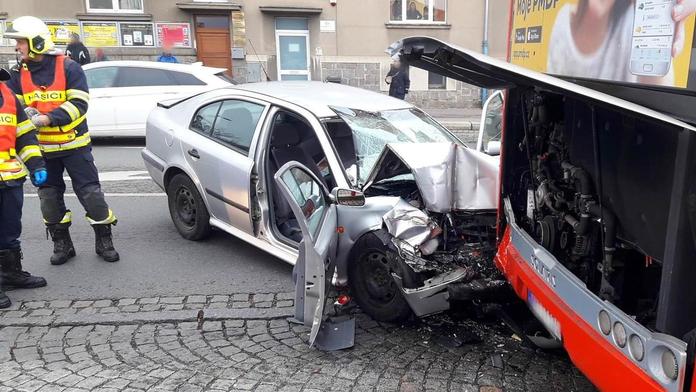 Senior v Plzni naboural auto v protisměru, pak ještě autobus