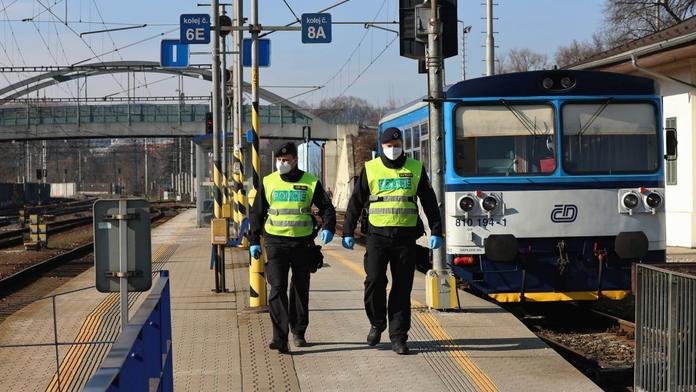Policisté a rodina pátrali po 13leté dívce z Pardubic. Hledaná se vrátila domů