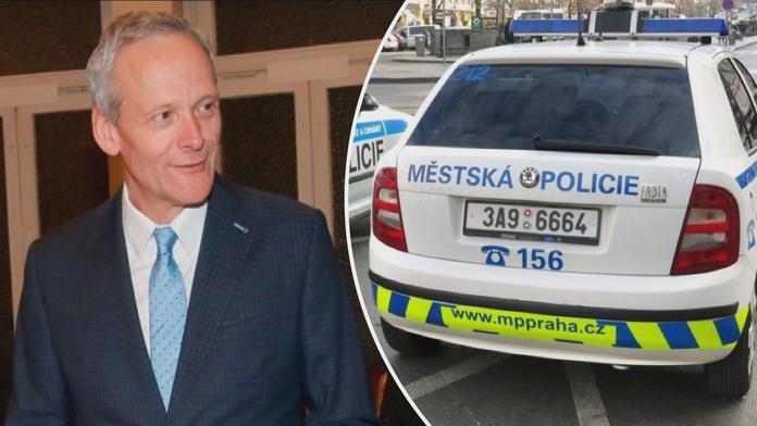 Utržené knoflíky, údery břichem: Na jednání Prahy 4 zasahovali strážníci