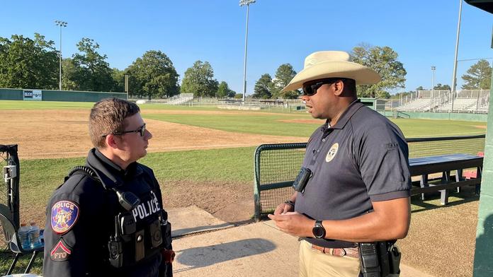 Policie na baseballovém hřišti v Texarkaně