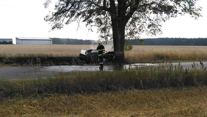 Opel dostal smyk a narazil do stromu. Řidič zemřel, tři zranění