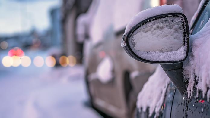 Další důvod, proč nenechávat auto před jízdou zahřívat na volnoběh. Řidič přišel o oktávku