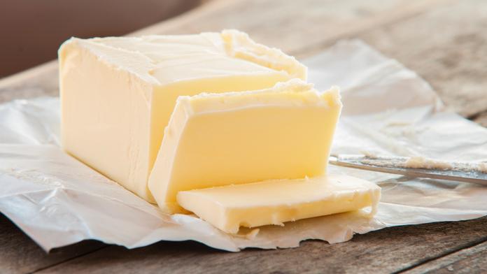 Muž podezřelý z krádeže utíkal před ostrahou. Z kapsy vytrousil 7 kilo másla