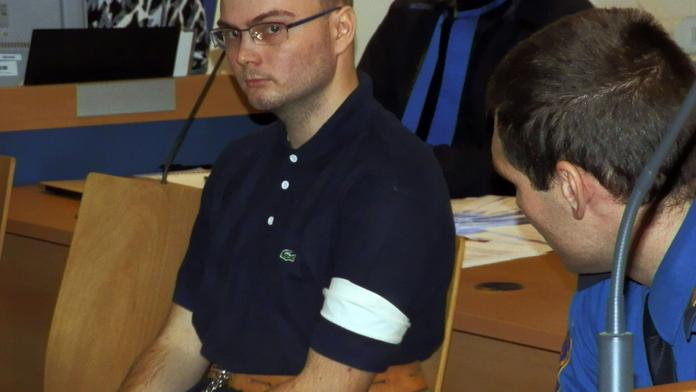 Bestie! Studentce téměř uřízl hlavu nožem, pak šel klidně na gyros!