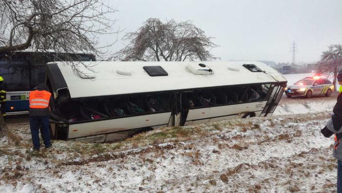Autobus plný dětí havaroval u Jihlavy. Záchranáři ošetřili 29 zraněných