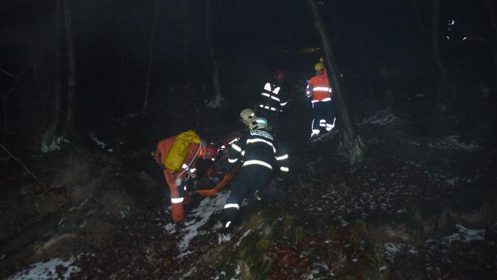 Muž se v pražském Šáreckém údolí zřítil ze svahu, záchranná akce trvala dvě a půl hodiny