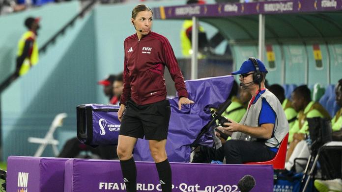 Velký krok od FIFA. První ženská rozhodčí na mužském mistrovství světa ve fotbale