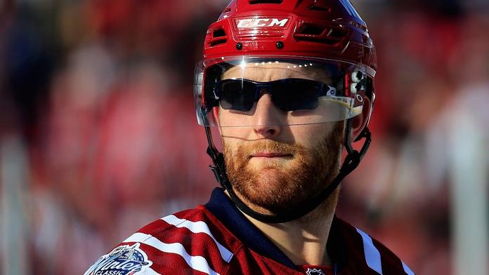 Sluneční brýle v NHL! Bek Washingtonu si je pochvaloval