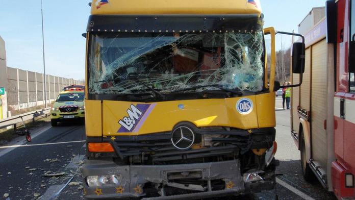 Na hradecké dálnici si počkáte kvůli nehodě kamionu