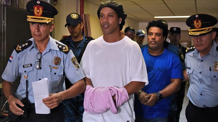 Ronaldinho je blízko svobodě. Za použití falešných pasů zaplatí pokutu