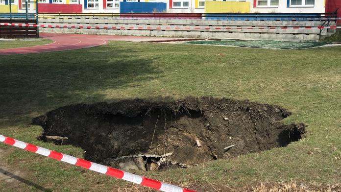 Strop protiatomového krytu se propadl, vznikl velký kráter!