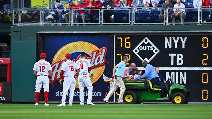 Při zápase MLB se fanoušek zřítil z tribuny. Natahoval se pro míček