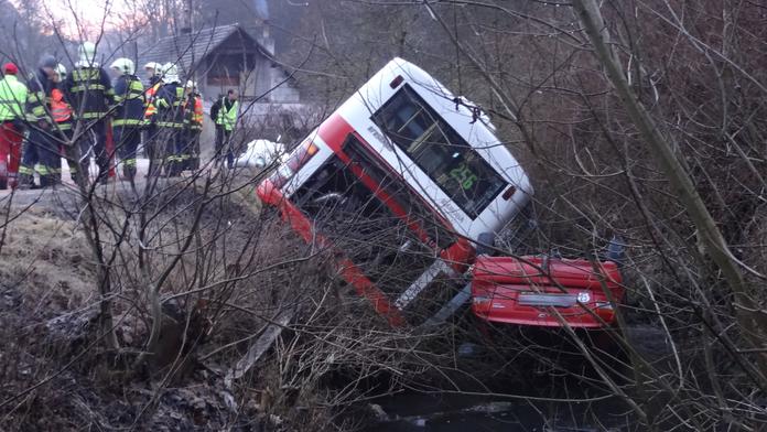 Nebezpečná ledovka: Řidič vystoupil, autobus mu vzápětí smetl auto do potoka