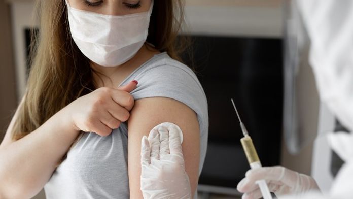 Studie zjistila, kdy začíná klesat účinnost třetí dávky. Výsledky nejsou povzbudivé