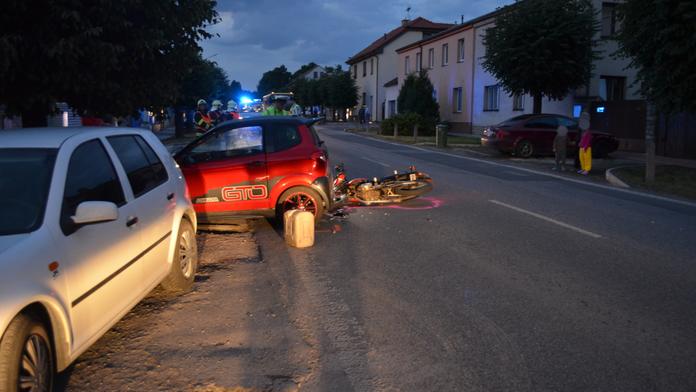 Při střetu motocyklu s menším autem se zranil motorkář! Skončil v nemocnici
