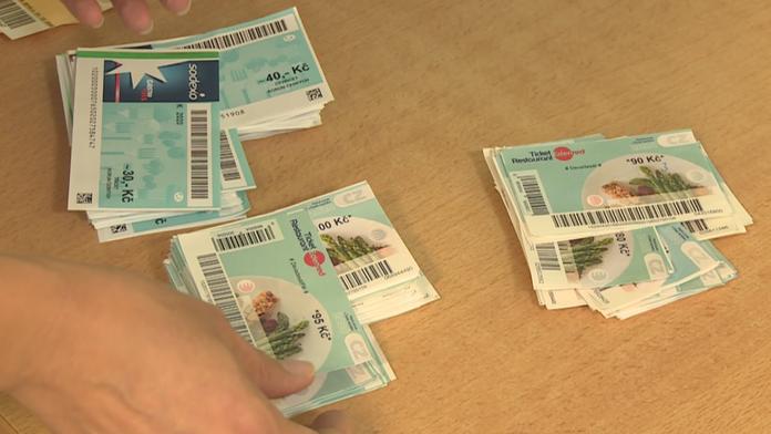Rušení stravenek lidem pomůže, tvrdí ekonom. Vedou ke zdražování jídla