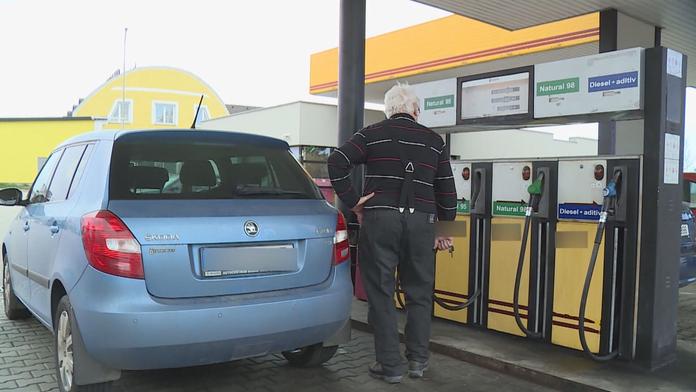 Ceny benzínu nadále rostou, pomalu dotahují březnový rekord